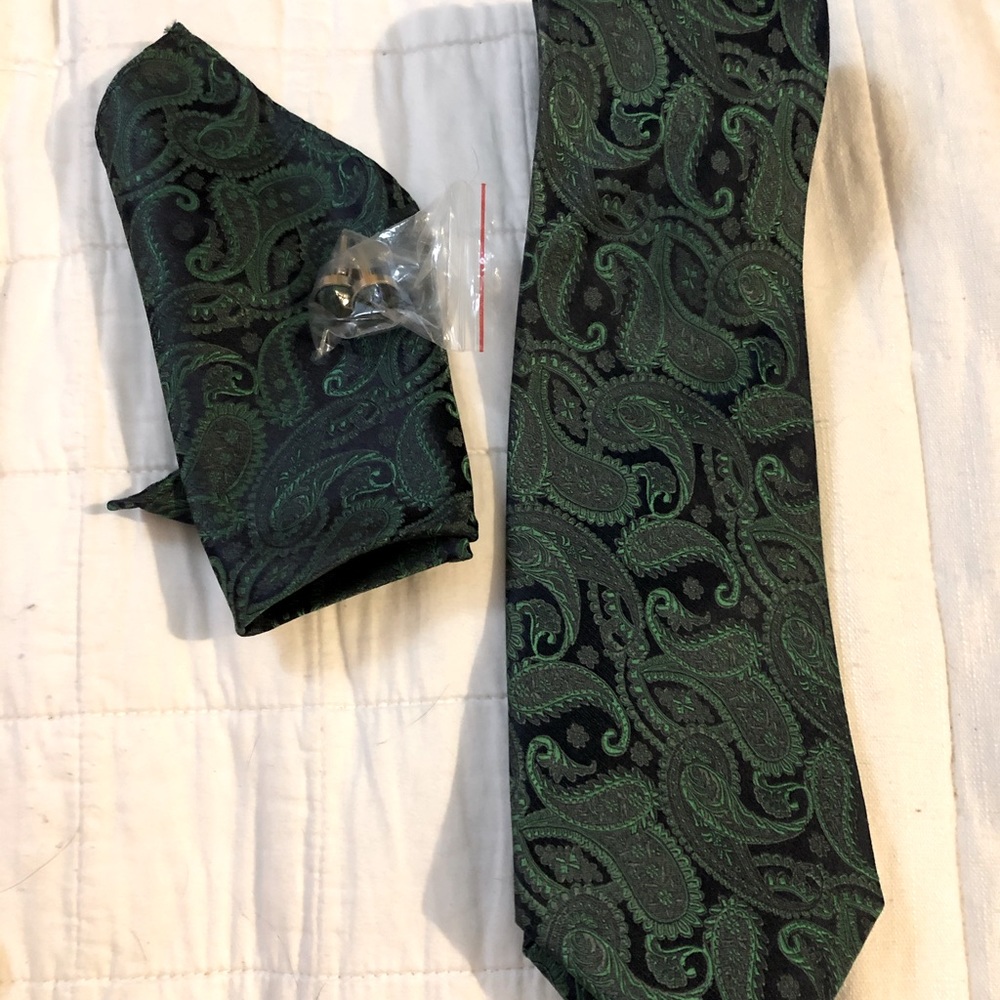 Neck tie, cuff links and pocket square-matching